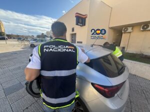 Agentes de la Policía Nacional realizando una detención en Melilla