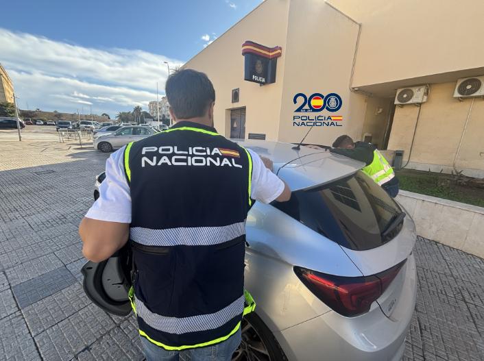 Agentes de la Policía Nacional realizando una detención en Melilla