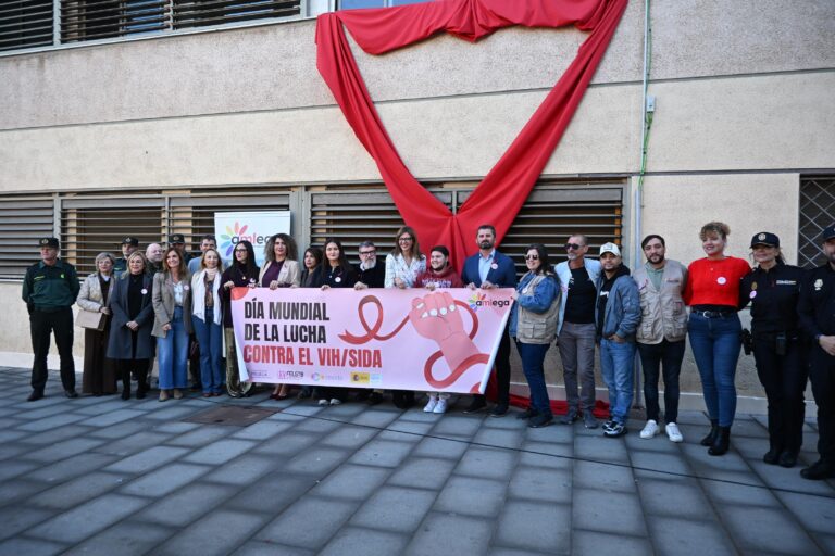 Grupo de personas en evento del Día Mundial de la Lucha contra el VIH/SIDA