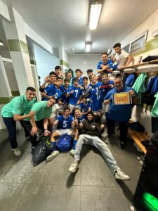 Jugadores del MCD Peña Real Madrid celebrando en el vestuario
