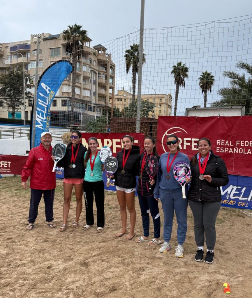 Jugadoras de tenis playa con medallas en el II Máster Nacional MAPFRE en Melilla