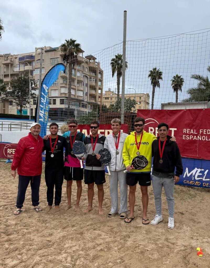 Jugadores de tenis playa posando con medallas en Melilla