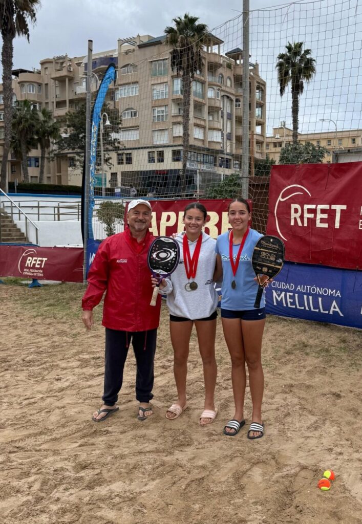 Nicolás Volpe y María Martínez con medallas en Tenis Playa