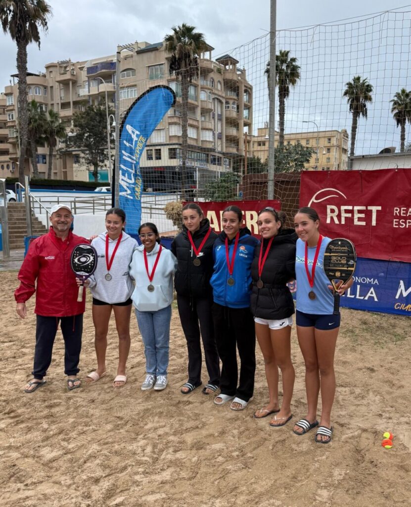 Grupo de jugadoras de tenis playa con medallas en Melilla