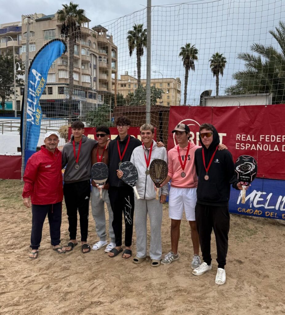Grupo de jóvenes medallistas en el II Máster Nacional MAPFRE de Tenis Playa