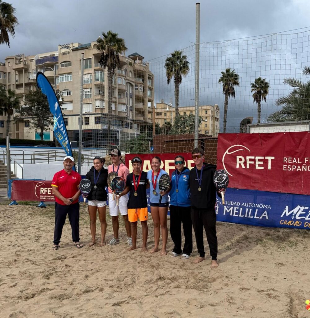Entrega de medallas en el II Máster Nacional MAPFRE de Tenis Playa en Melilla