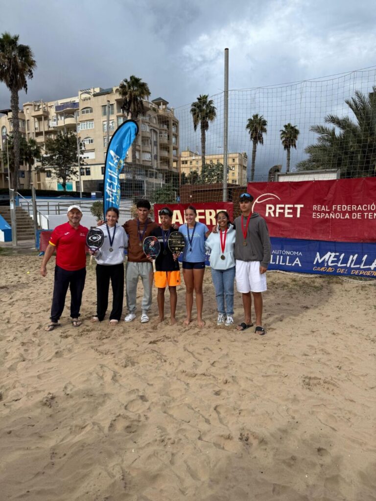 Participantes del torneo de tenis playa con medallas en Melilla
