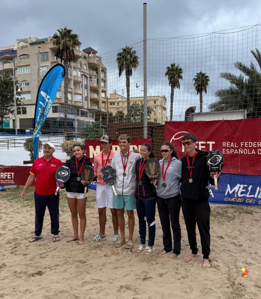 Nicolás Volpe y María Martínez con medallas en Tenis Playa