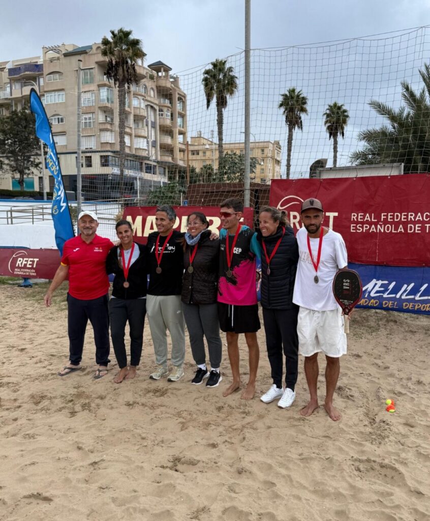 Participantes del II Máster Nacional MAPFRE de Tenis Playa en Melilla con medallas
