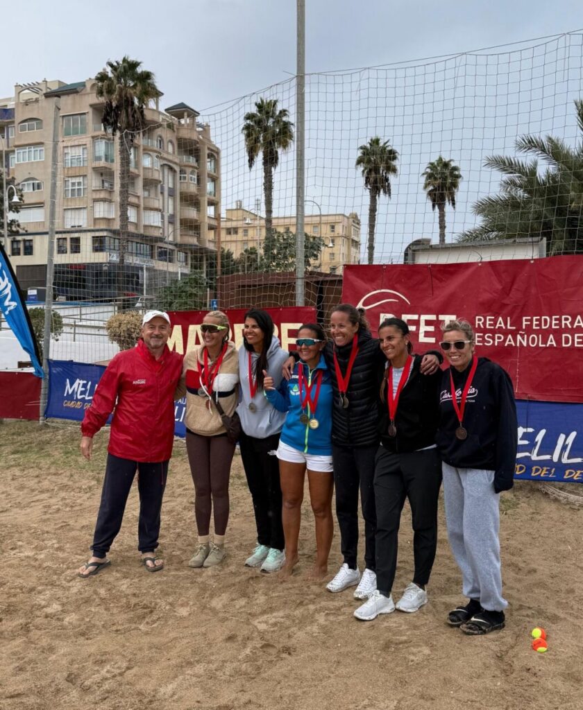 Grupo de mujeres ganadoras en el II Máster Nacional de Tenis Playa