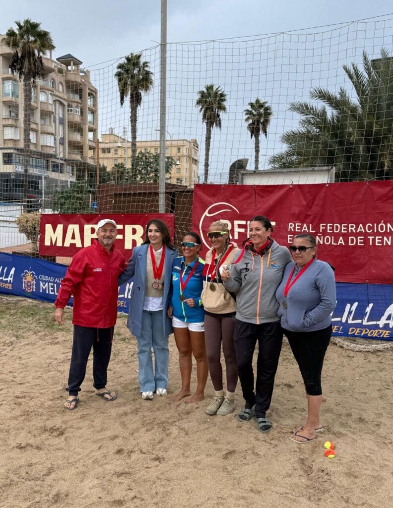 Grupo de mujeres ganadoras con medallas en tenis playa en Melilla