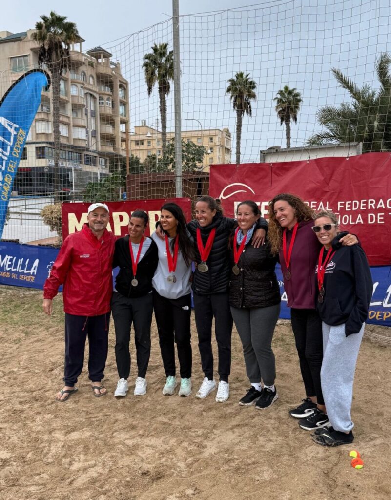 Grupo de medallistas en el II Máster Nacional MAPFRE de Tenis Playa