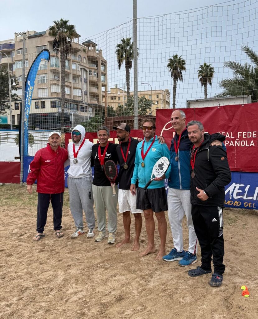 Jugadores de tenis playa con medallas en el II Máster Nacional MAPFRE