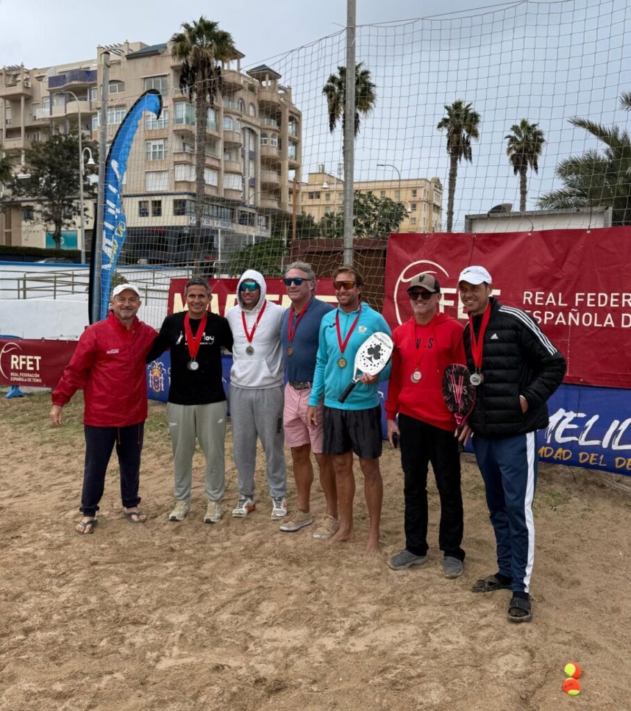 Jugadores de tenis playa con medallas en el II Máster Nacional MAPFRE en Melilla