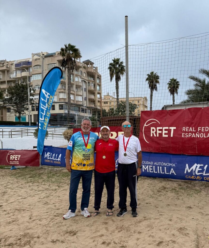 Tres jugadores de tenis playa con medallas en Melilla