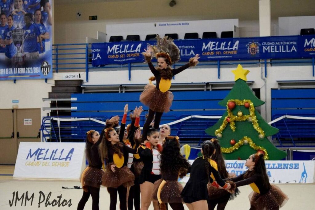 Gimnastas en un espectáculo de circo con trajes coloridos