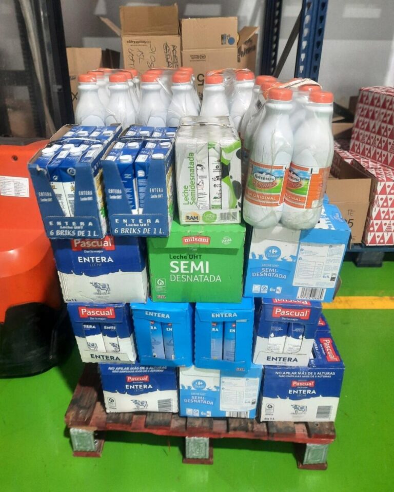 Cajas y botellas de leche donadas al Banco de Alimentos