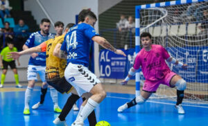 Jugadores de fútbol sala en acción durante un partido competitivo.