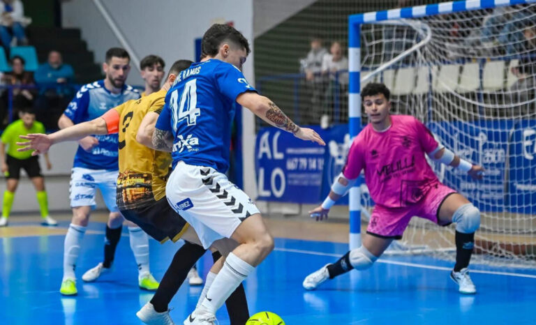 Jugadores de fútbol sala en acción durante un partido competitivo.