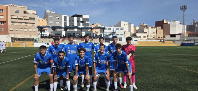 Equipo de fútbol MCD C.F. Rusadir posando en el campo