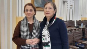 Dunia Almansouri y Cecilia en una reunión en Melilla