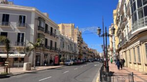 Vista de edificios en el centro de Melilla con cielo azul