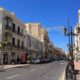 Vista de edificios en el centro de Melilla con cielo azul