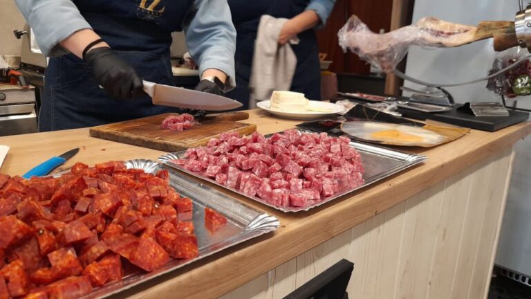 Preparación de embutidos en una mesa de cocina