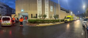 Ambulancias y personal de emergencias frente a un hospital en Melilla