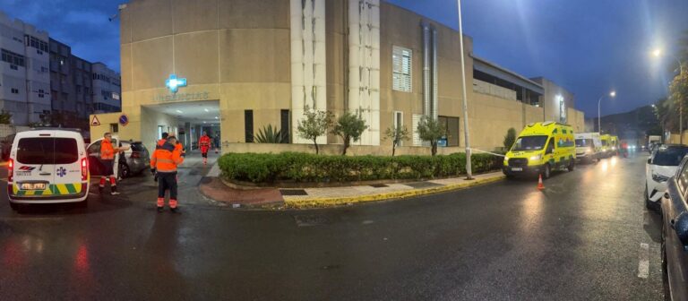 Ambulancias y personal de emergencias frente a un hospital en Melilla