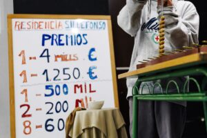 Niño en el Colegio San Ildefonso durante ensayos de la Lotería de Navidad