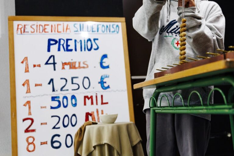 Niño en el Colegio San Ildefonso durante ensayos de la Lotería de Navidad