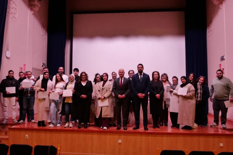 Grupo de personas posando con certificados en un evento