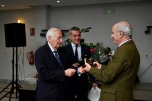 Entrega de una placa de agradecimiento a Miguel Fernández por su servicio