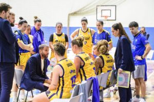 Álex Gómez dirigiendo a su equipo de baloncesto durante un tiempo muerto