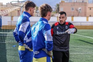 Rodolfo Roccamante entrenando a porteros de la U.D. Melilla