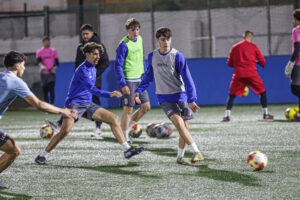 Jugadores de la Unión Deportiva Melilla entrenando en el campo