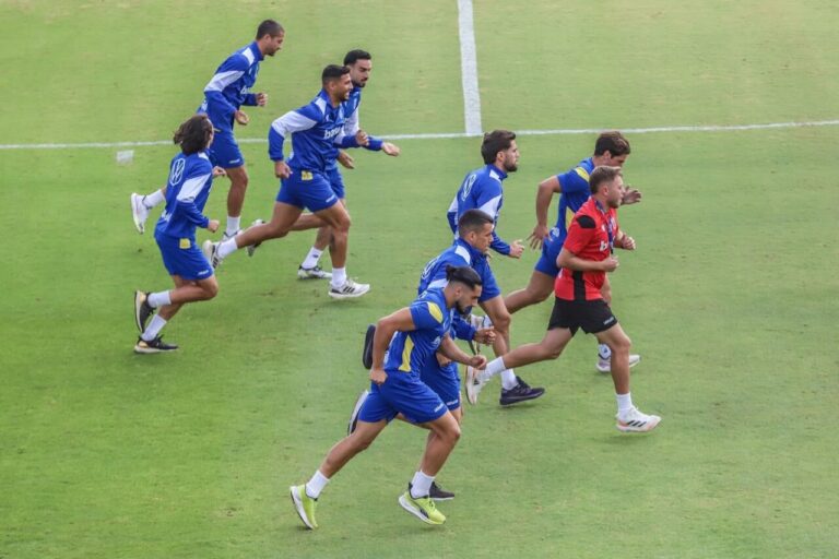 Jugadores de la U.D. Melilla entrenando en el campo de fútbol