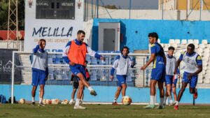 Jugadores de la U.D. Melilla entrenando en el Estadio Municipal Álvarez Claro.