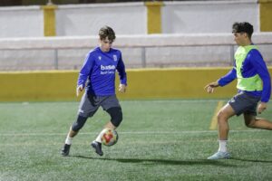 Jugadores de la U.D. Melilla entrenando en el campo