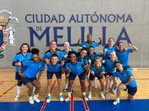 Jugadoras del Melilla Torreblanca C.F. posando en el pabellón
