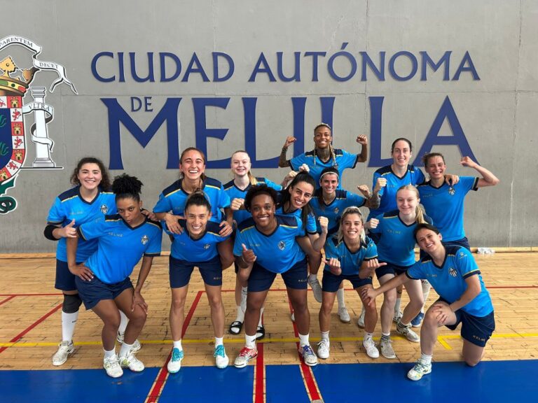 Jugadoras del Melilla Torreblanca C.F. posando en el pabellón