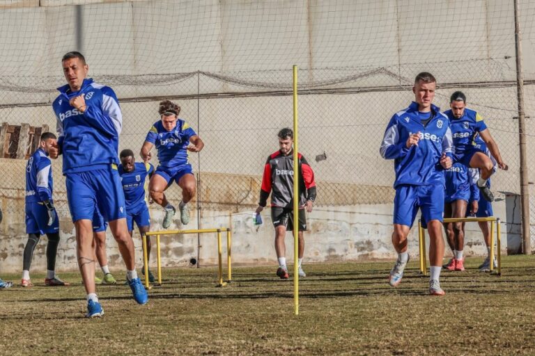 Jugadores de la U.D. Melilla entrenando en el campo.