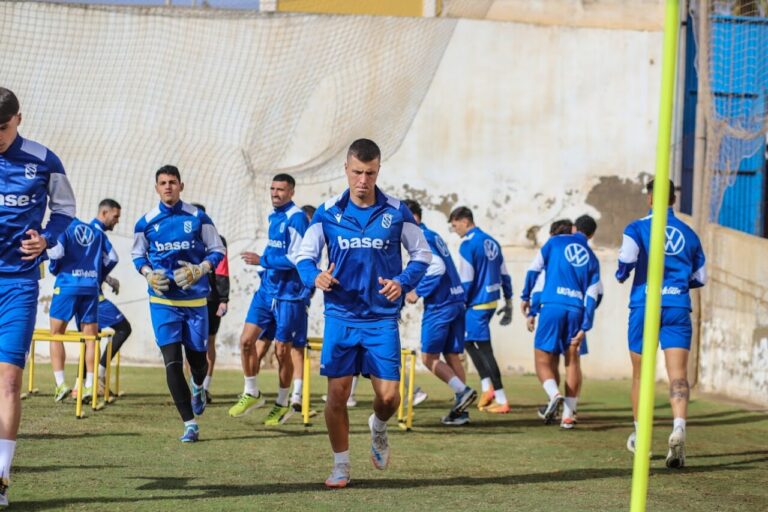 Jugadores de la U.D. Melilla entrenando en el campo tras un viaje complicado.