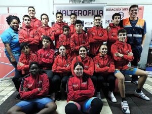 Grupo de jóvenes atletas de alterofilia en Melilla posando juntos