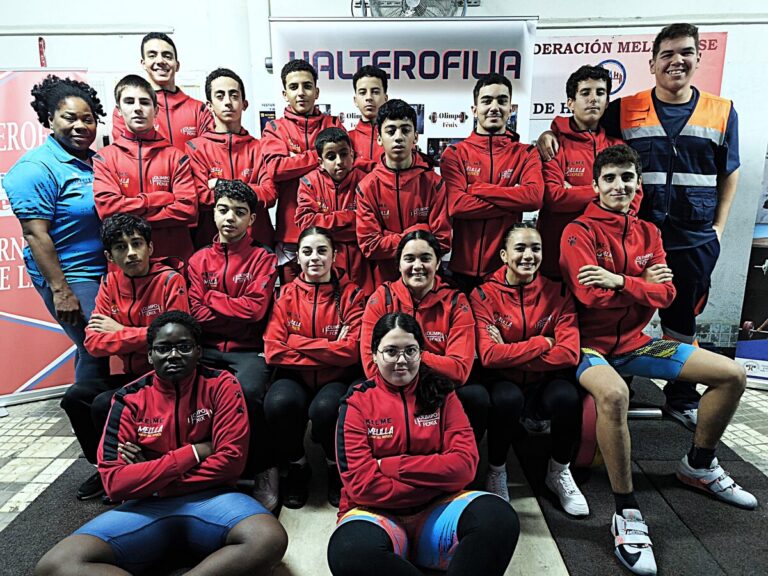Grupo de jóvenes atletas de alterofilia en Melilla posando juntos