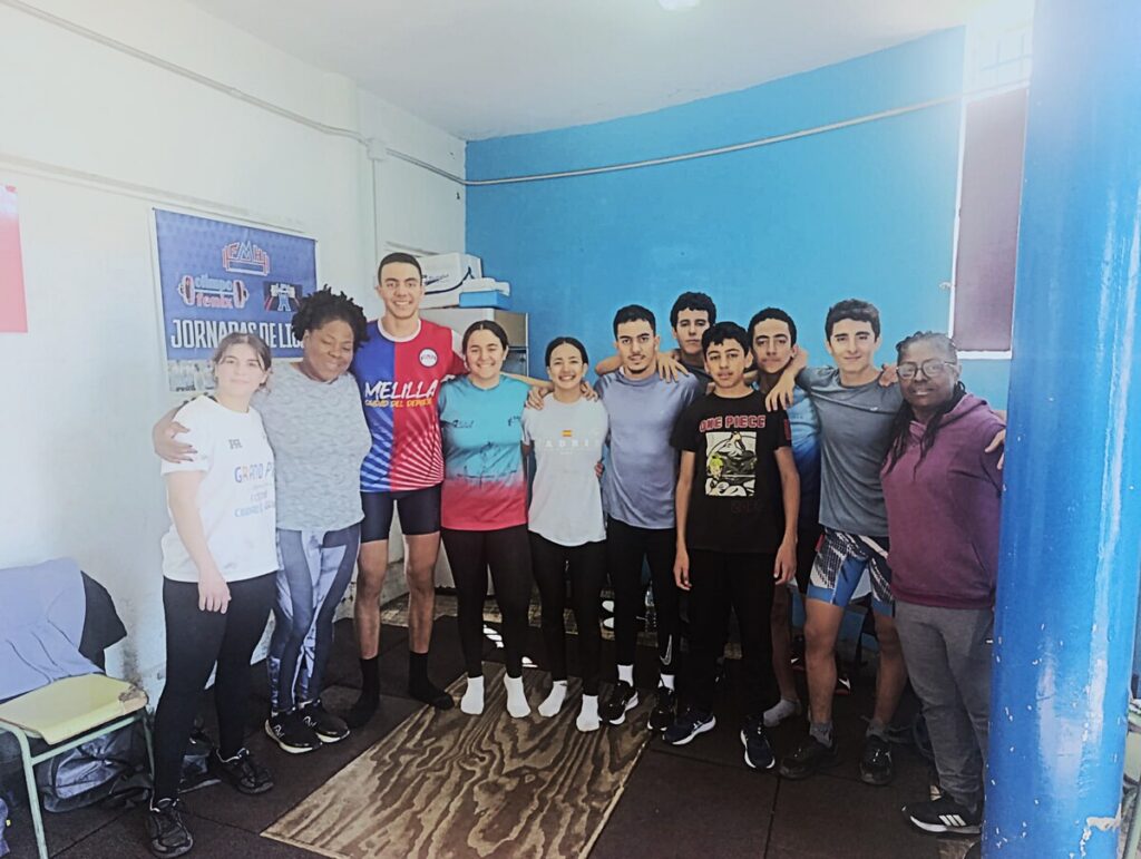 Grupo de jóvenes en un evento de concentración internacional de deportes