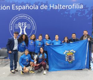 Equipo femenino del LPV Melilla posando con trofeo y bandera