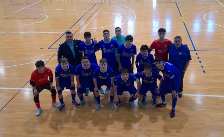 Equipo de fútbol sala de Melilla posando en el pabellón