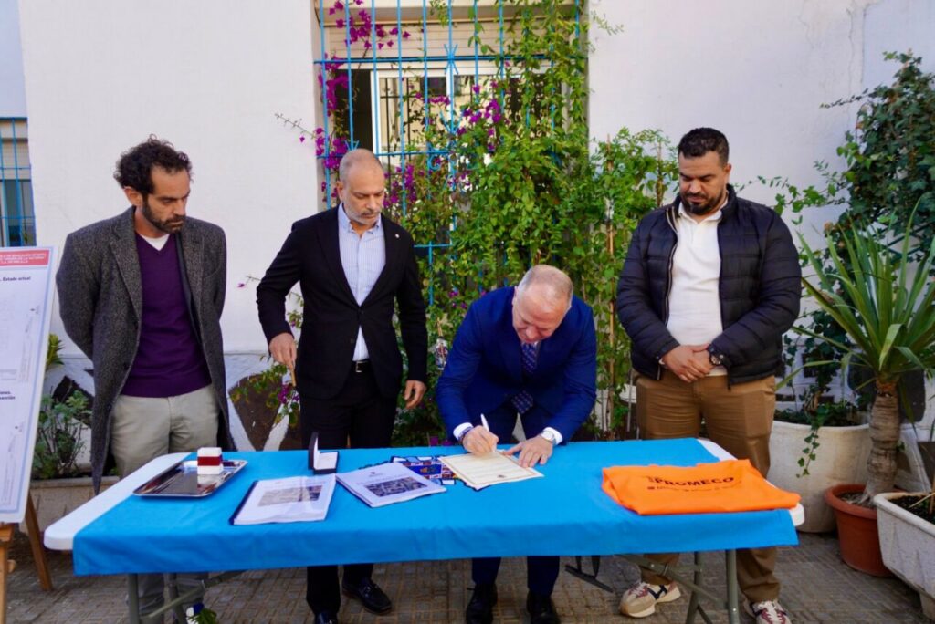 Firma de contrato para rehabilitación de la escuela Virgen de la Victoria en Melilla